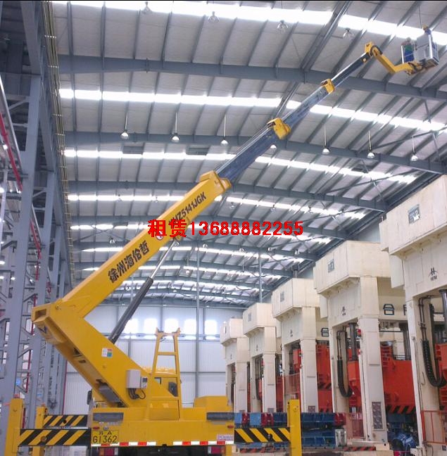 鋼結構廠房高空作業(yè)現(xiàn)場